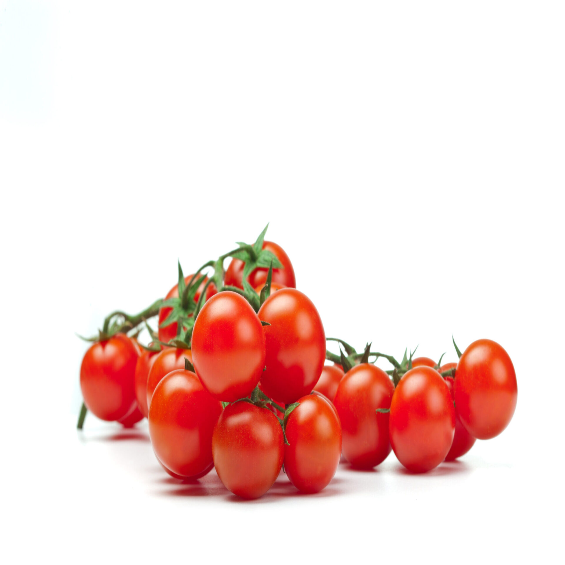 Tomate Cherry 250 gr, mini tomate dulce y lleno de sabor. Perfecto para ensaladas y pastas, una opción fresca y saludable para tu cocina.