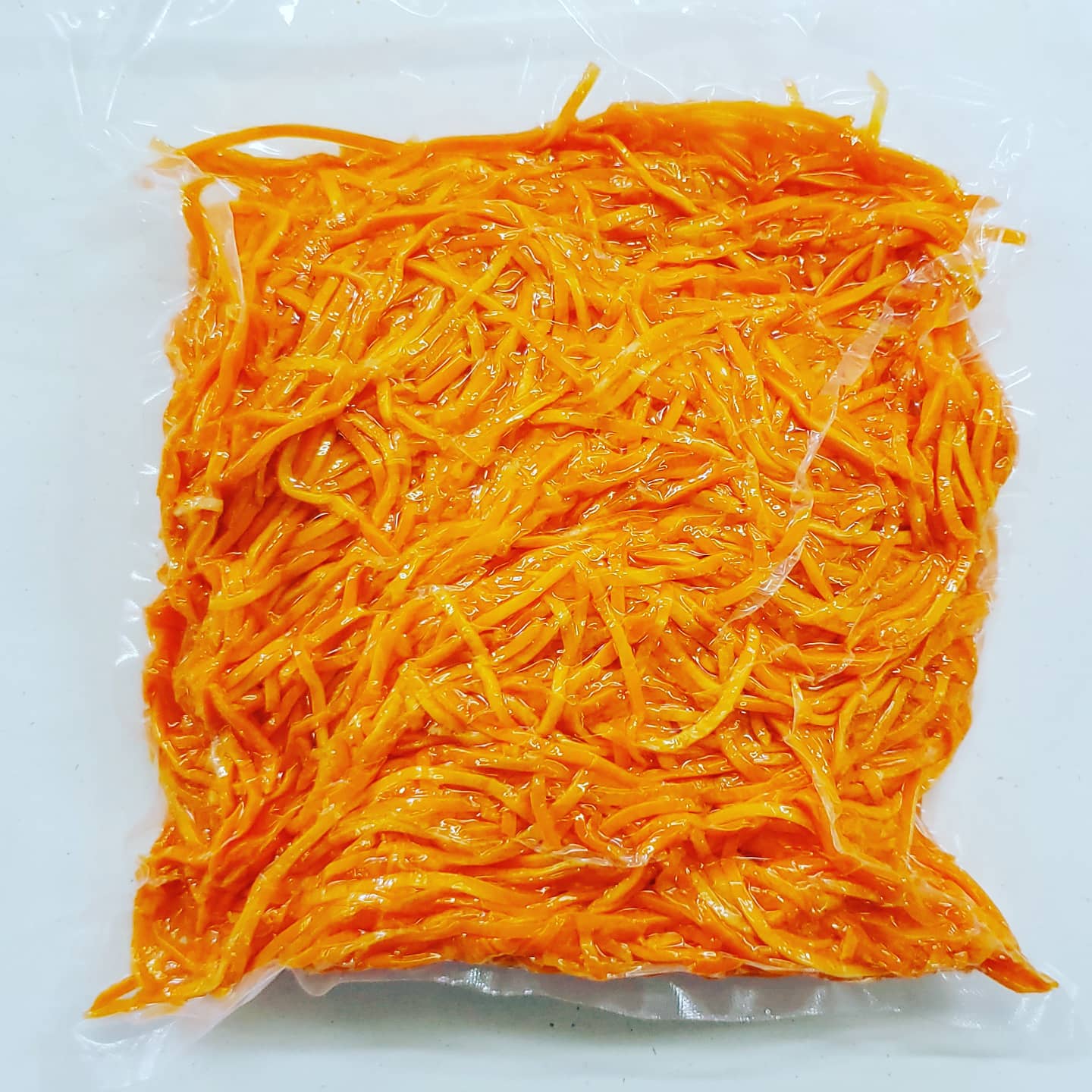 Zanahoria Juliana 1 kg (sellada al vacío) perfecta para recetas rápidas y frescas. Ideal para ensaladas, sopas y guisos.