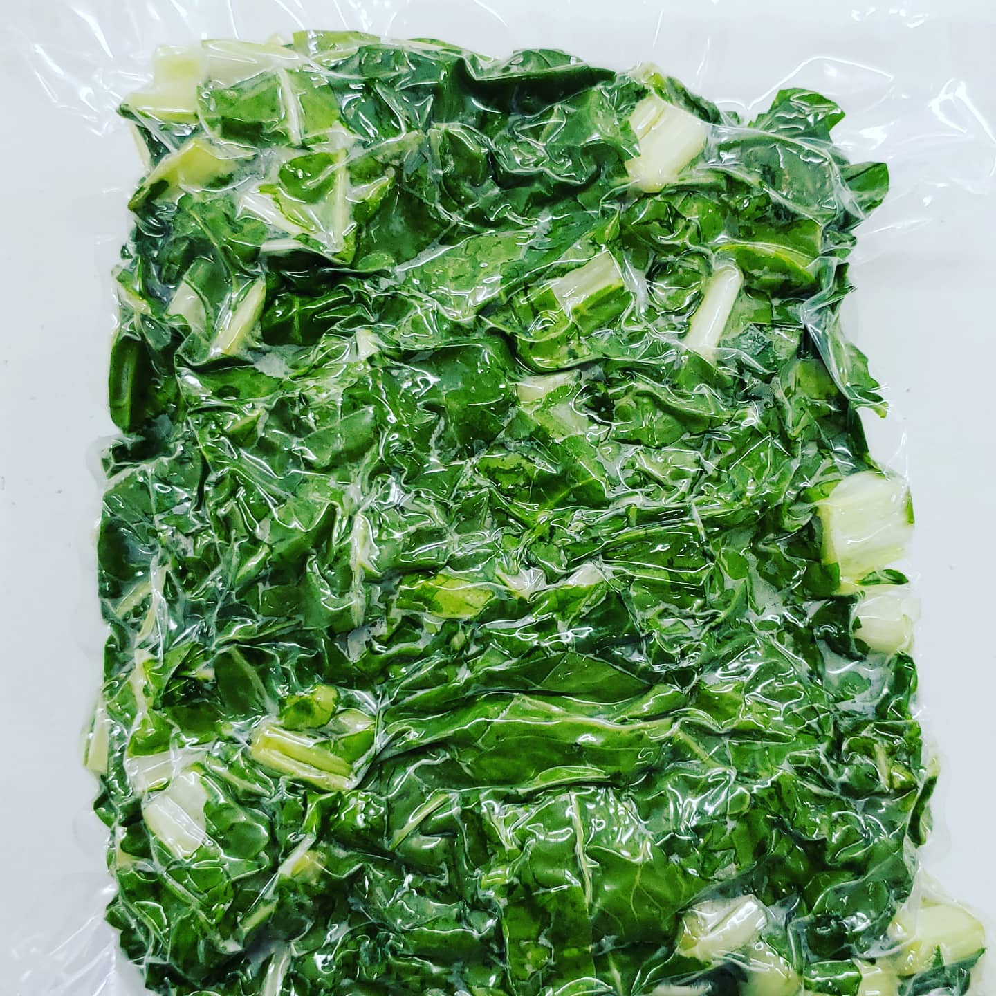 Acelga juliana sellada al vacío, en porciones listas para cocinar, ideal para una dieta saludable.
