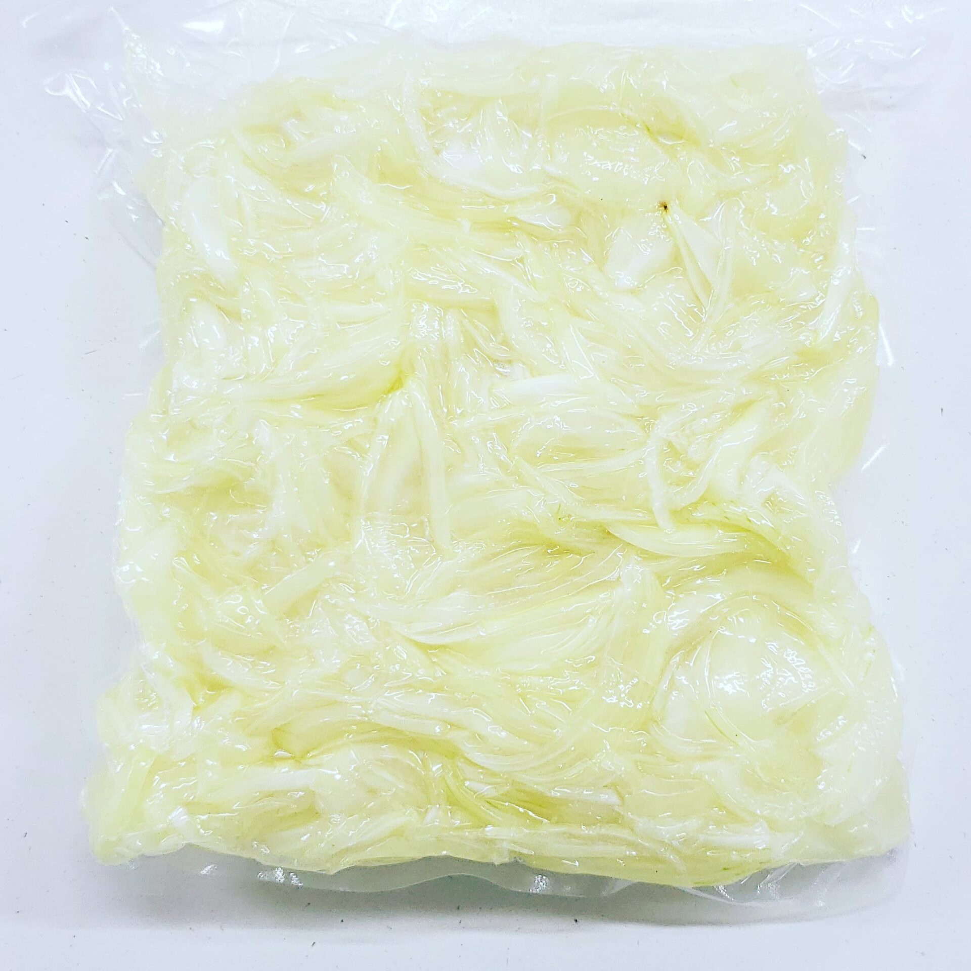 Cebolla Juliana, cebolla lista para usar, perfecta para preparar comidas rápidas y sabrosas con su corte en tiras finas.